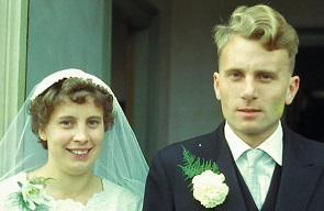 bruiloftsfoto van mijn ouders, links Paula Dijkman, mijn moeder 